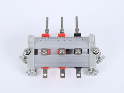 HH2017B單相鋁合金下出線(xiàn)表座（3滑塊-105、125MM-孔距，M8-螺桿）